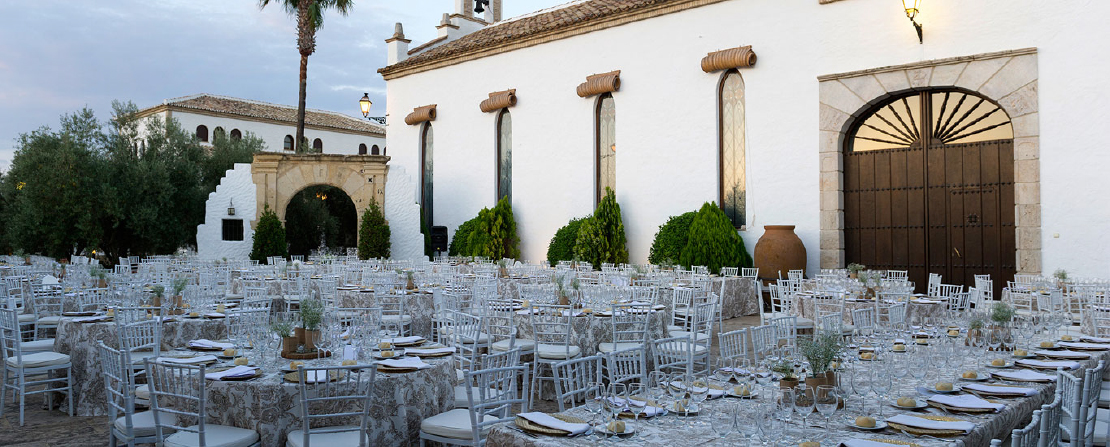 Mesas en banquete exterior